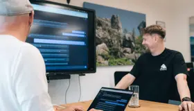 Muss ich meinen Website-Chatbot als KI kennzeichnen? Artikel 50 in der Praxis